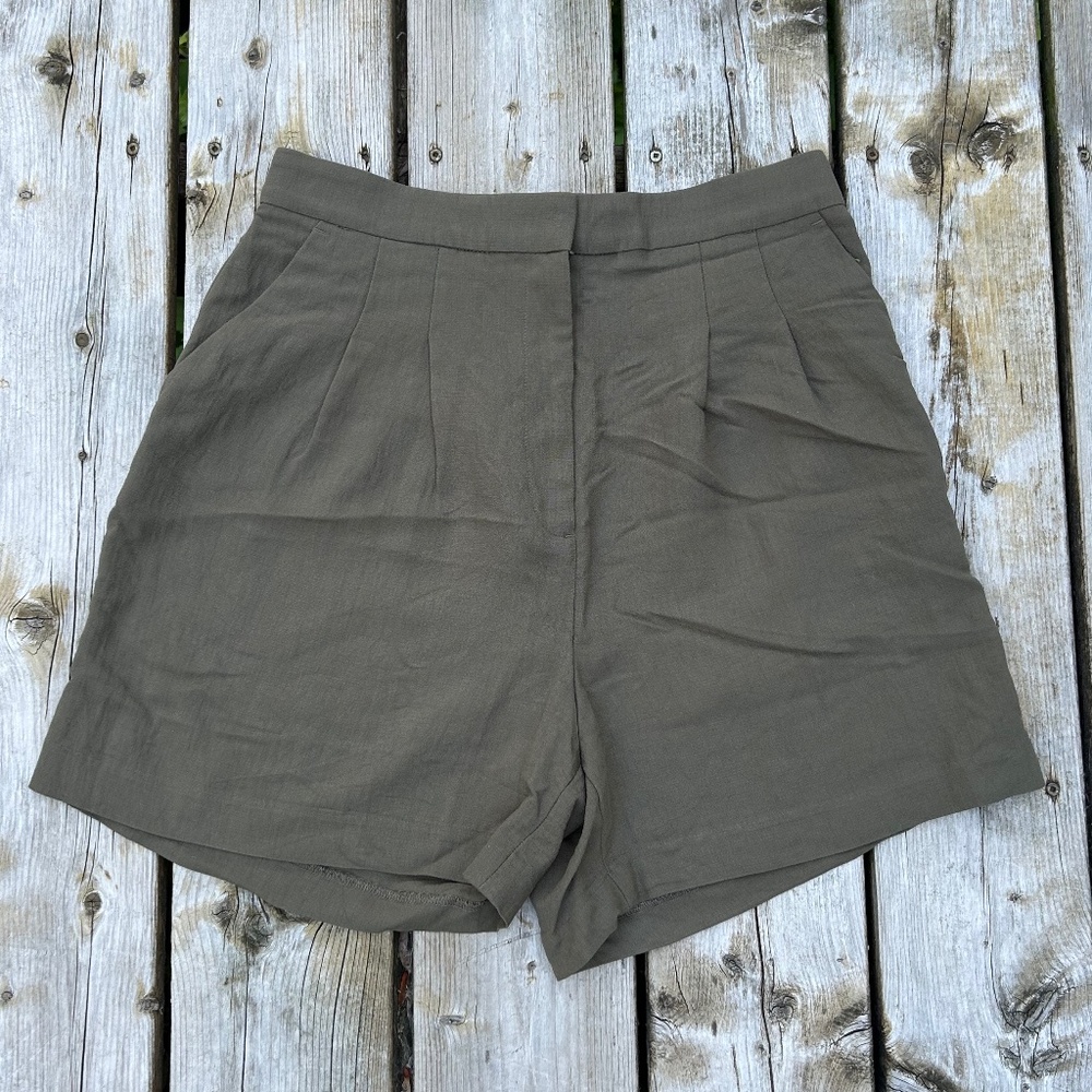 H&M⎪High waisted Khaki Shorts